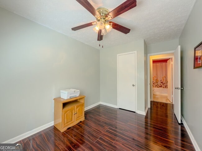 Building Photo - 580 Pineland Cir