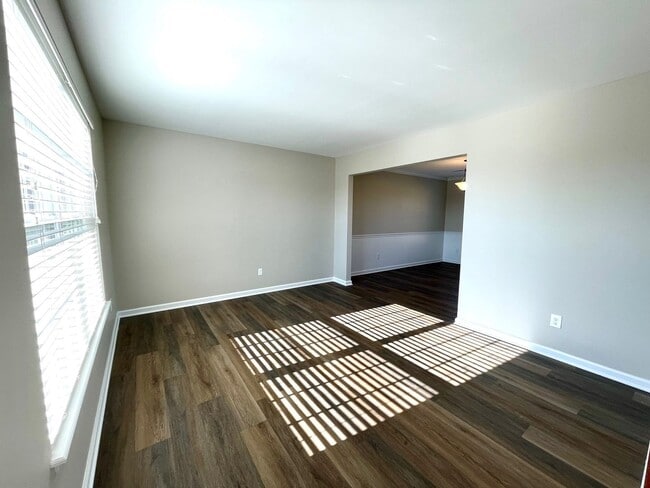 Building Photo - Renovated Polo Fields Home!