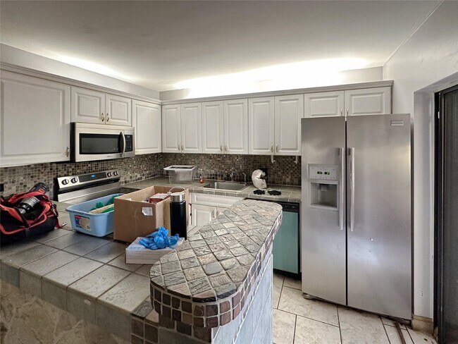 Building Photo - 1700 Embassy Dr