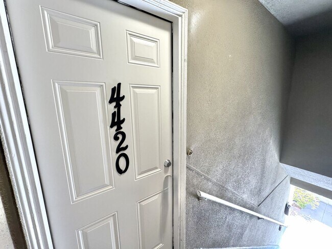 Building Photo - Light, bright, & SPACIOUS - 1 Bed/1 Bath T...