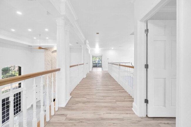 Building Photo - 1524 Glenlake Cir