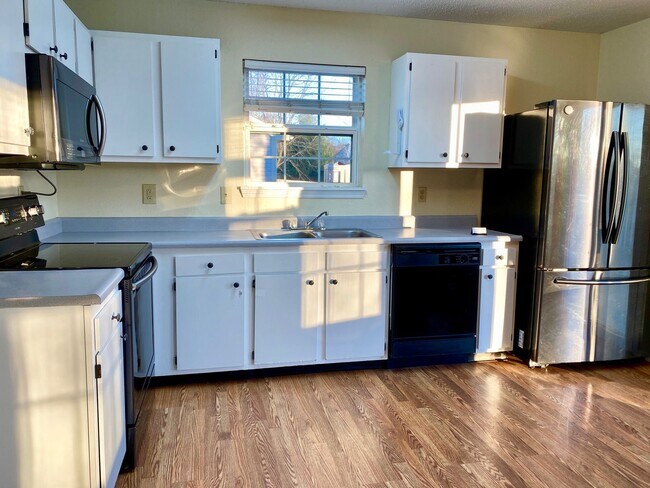 Building Photo - COMING SOON! Wonderful 3 Bedroom 2 Bathroo...