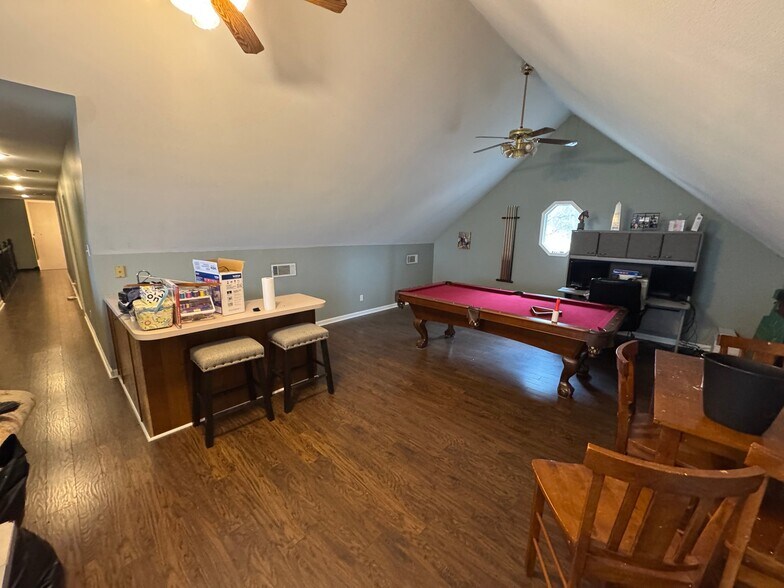 Building Photo - 401 Foxwood Dr