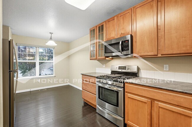 Building Photo - Gorgeous Townhouse with Gas Fireplace and ...
