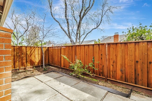 Building Photo - 2 bedroom, 2 bath townhome in the Northpoint HOA!