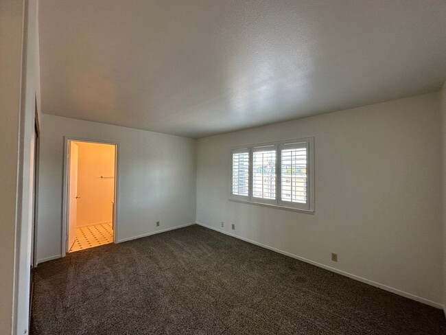 Building Photo - Top Floor of Benicia Duplex