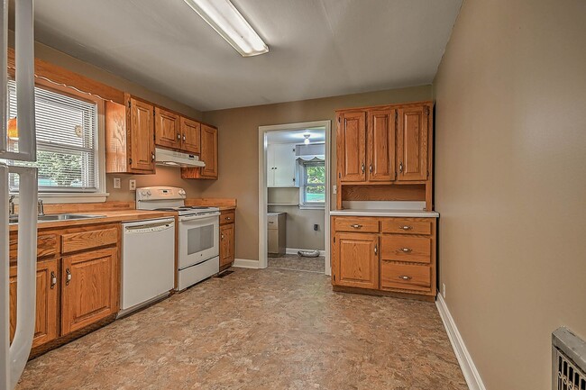 Building Photo - 3 Bedroom / 1 Bath Home
