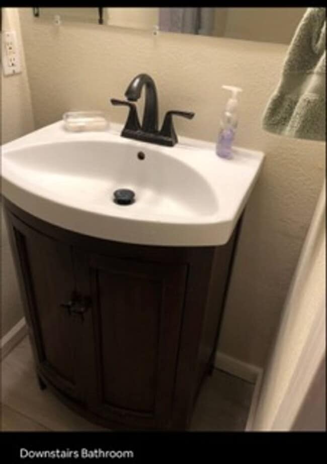 Building Photo - 6 Bedroom, 3 Bathroom Home located in NW a...
