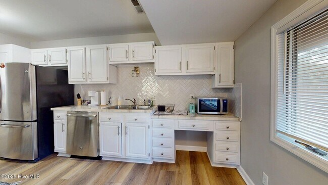 Building Photo - 704 Dover St