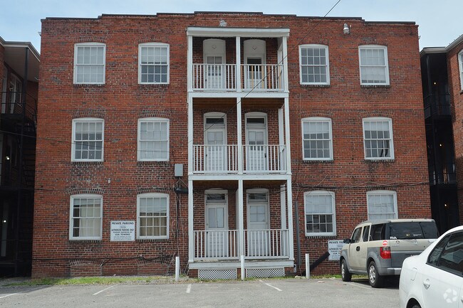 Building Photo - 2730 W Grace St