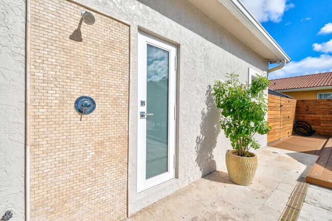 Building Photo - 7101 W Lake Dr