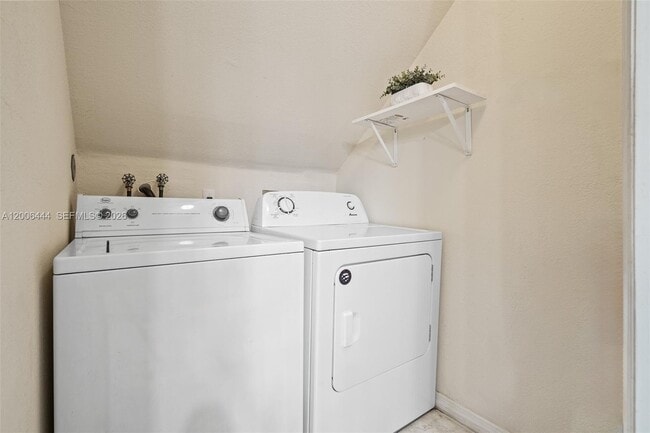 Building Photo - 627 E Mowry Ct