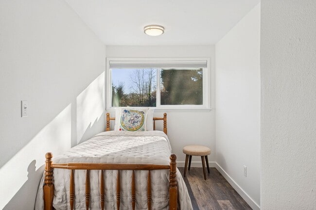 Building Photo - Waterfront Living!