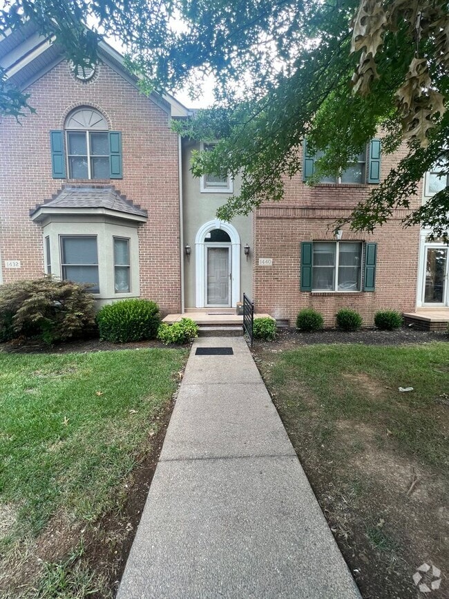 Building Photo - Spacious three bedroom, two and a half bat...