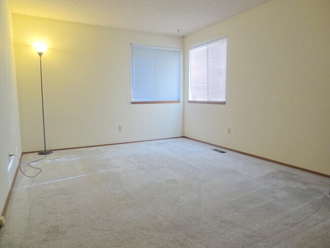 Building Photo - 402 Lind Ave NW
