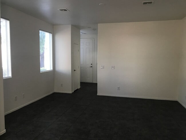 Building Photo - 3 bed/3 bath with Loft  2-story home 89115