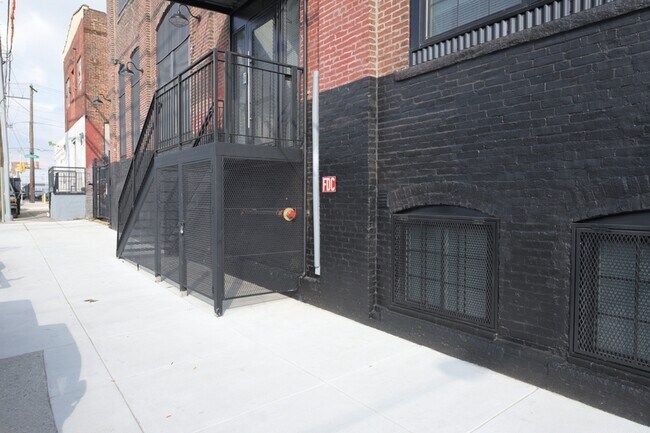 Building Photo - 1901 E Willard St