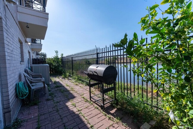 Building Photo - 7521 Country Club Dr