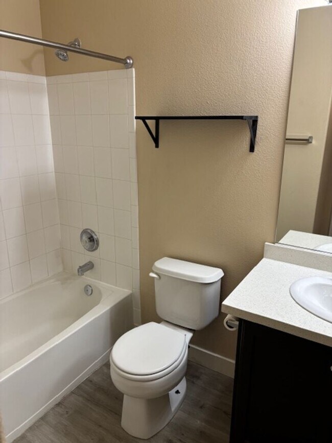 Building Photo - Beautiful, spacious top-floor 2-bedroom, 2-bathroom condo in the Southwest