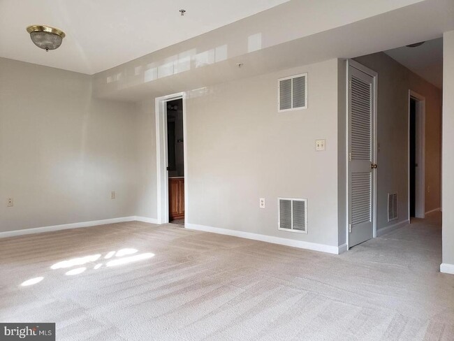 Building Photo - 2203 Montauk Dr