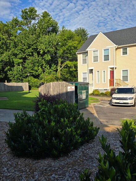 Building Photo - 2062 Elmhurst Ln