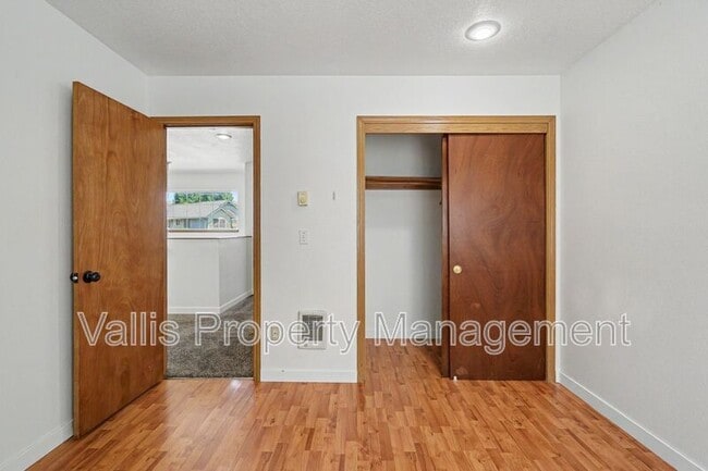 Building Photo - 5262 Springcrest Dr S