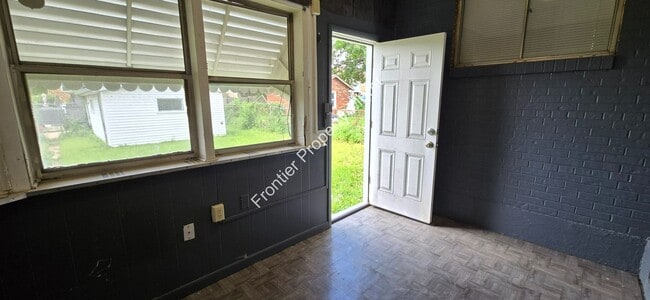 Building Photo - Available NOW! Beautiful/Unique 2 bed 1 ba...