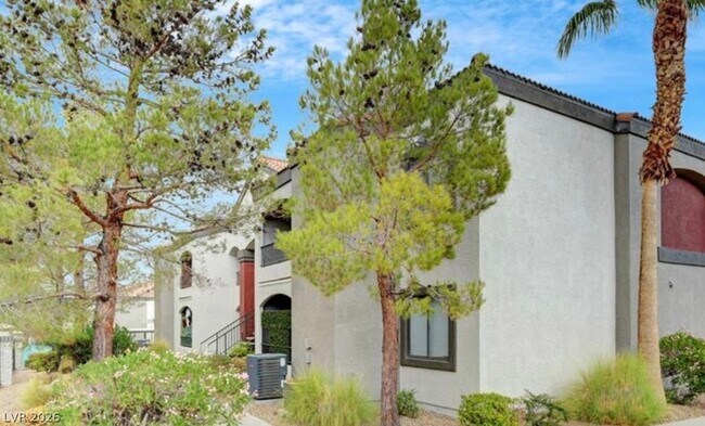 Building Photo - 950 Seven Hills Dr