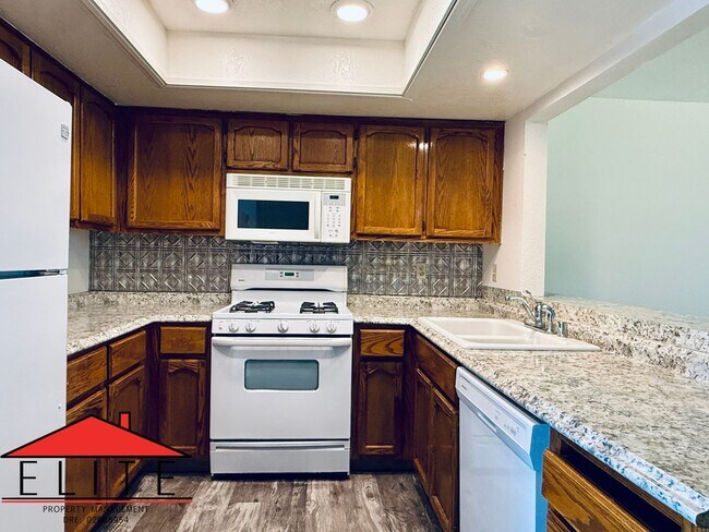 Building Photo - AVAILABLE NOW!!