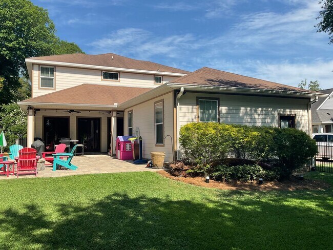 Building Photo - Southern Charm Meets Modern Luxury!!