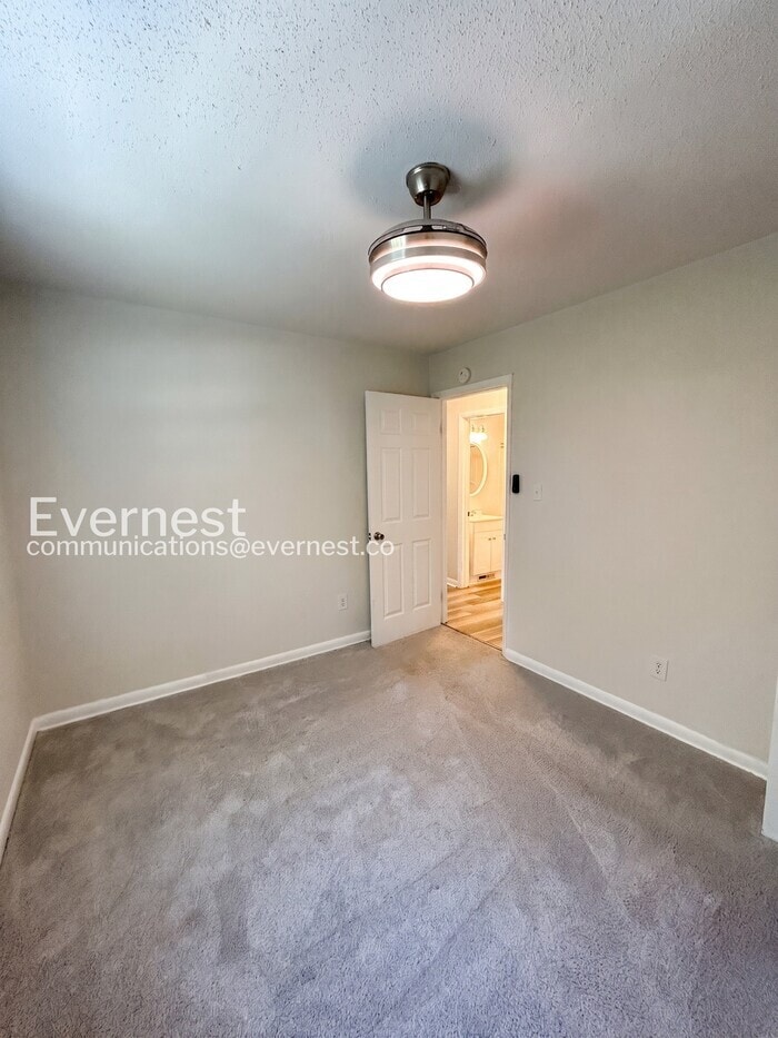 Building Photo - 633 Hemlock Ave