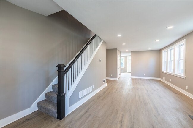 Building Photo - 533 N Euclid Ave