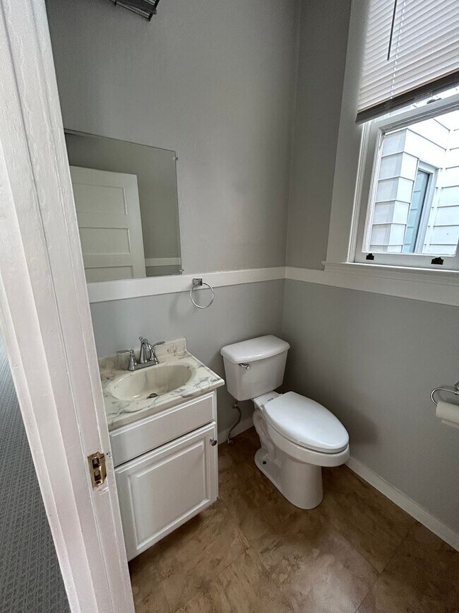 Building Photo - 40 Langton St