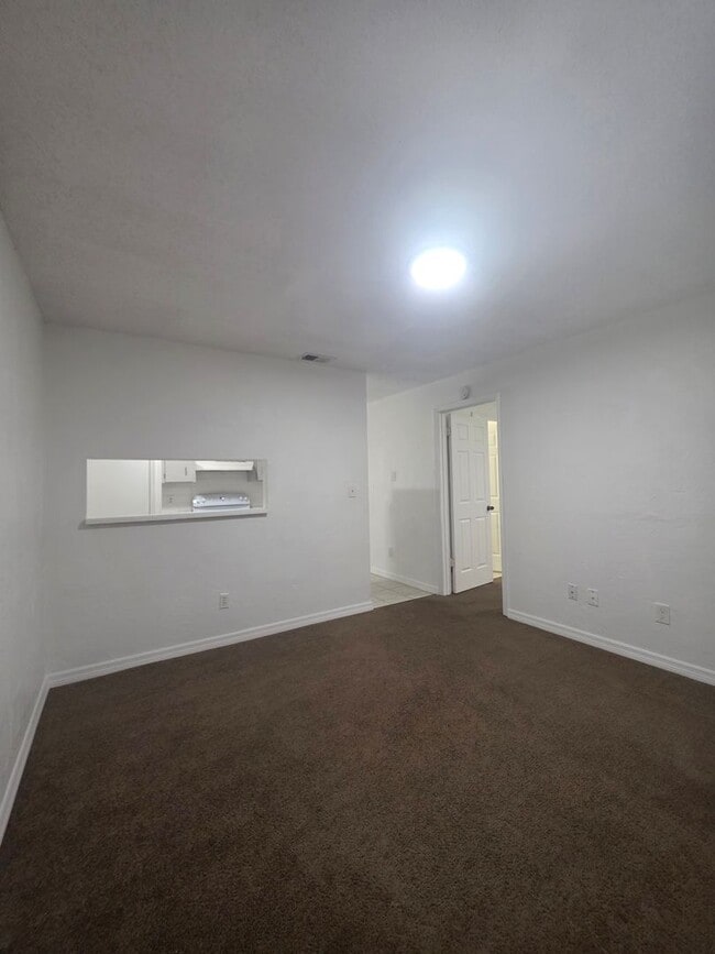 Building Photo - 2 Bedroom 2 Bath Apartment Home *** Limite...