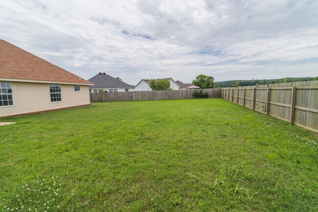 Building Photo - 3 Bedroom, 2 Bath Home in Valley View with Privacy Fenced in Backyard! June move in!!