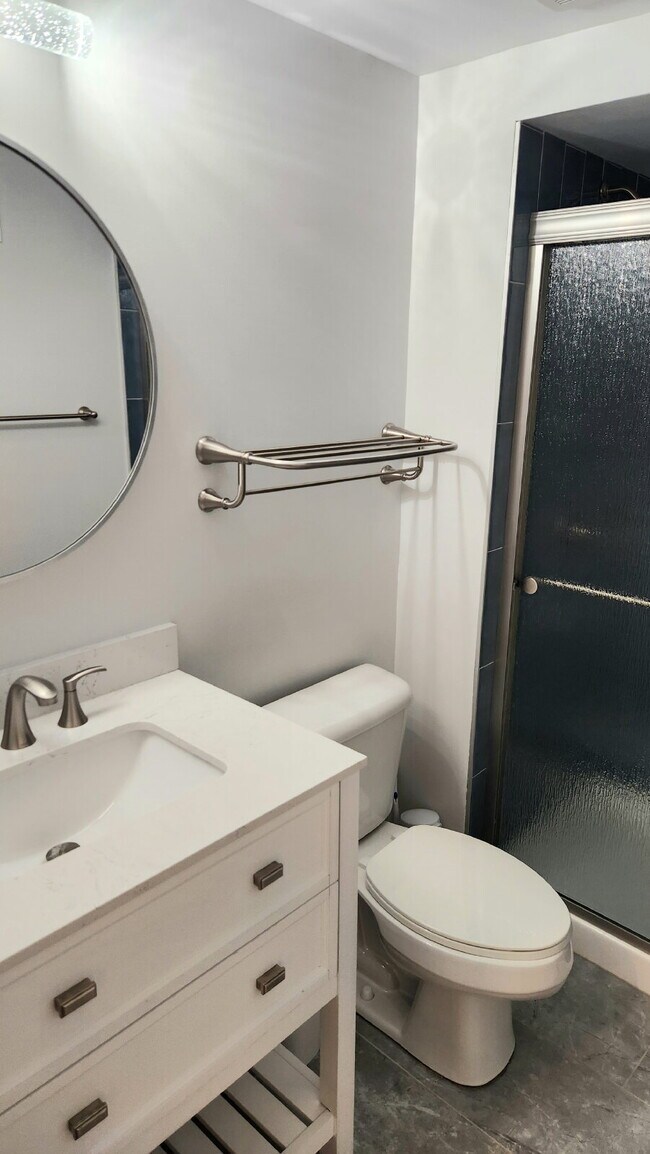 Building Photo - "Charming 3-Bed Oasis with 2.5 Baths on Carrington Court!"