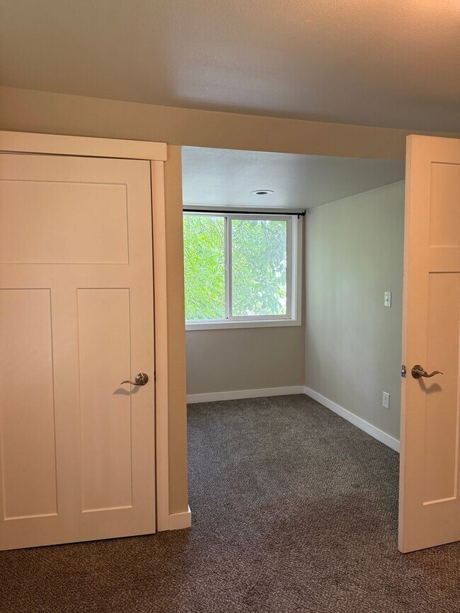Building Photo - 3 Bedroom Home For Rent