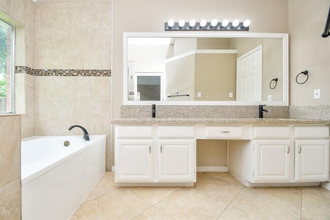Building Photo - 2915 Pepperwood Dr