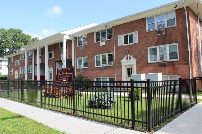 Building Photo - Gran Prix Apartments