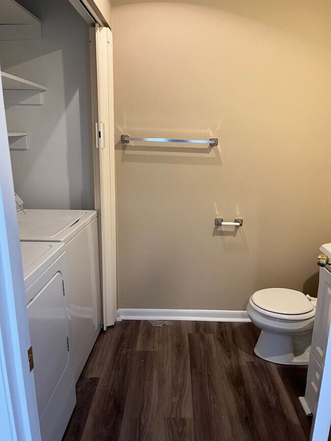 Building Photo - 2 Bedroom 1 1/2 Bath Townhome