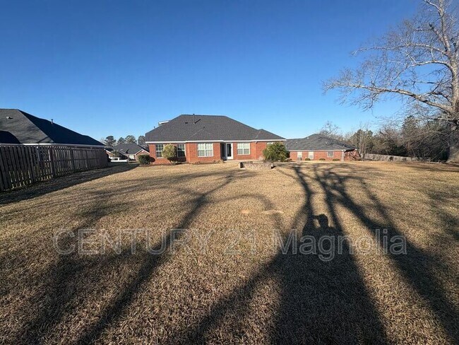 Building Photo - 2026 Lake Forest Dr