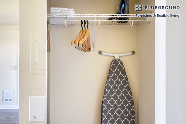 Building Photo - 853 Commodore Dr