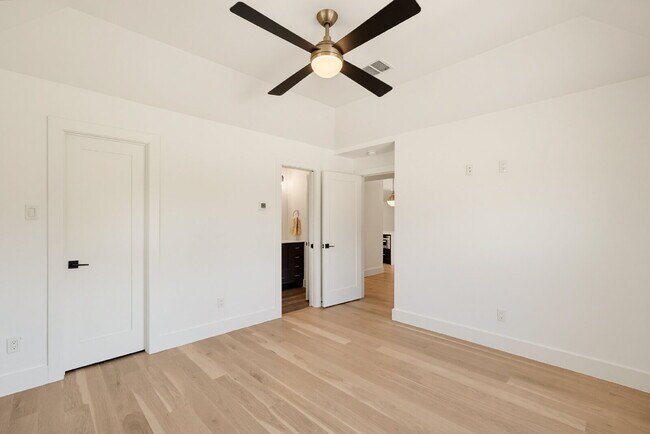 Building Photo - 6331 Linden Ln