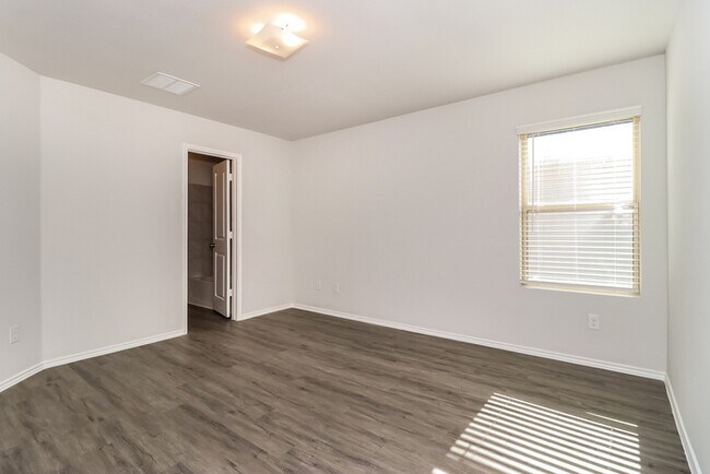 Building Photo - 5529 Eagle Point Dr