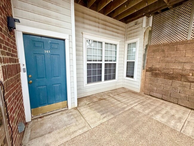 Building Photo - 810 Beverley Dr