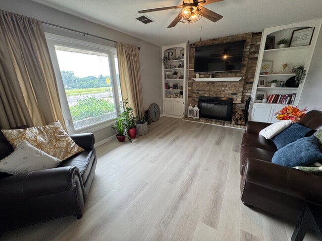 Building Photo - "Experience Elegant Living: 4-Bed Home with Granite Touches & Cozy Fireplace in Cottage Grove!"