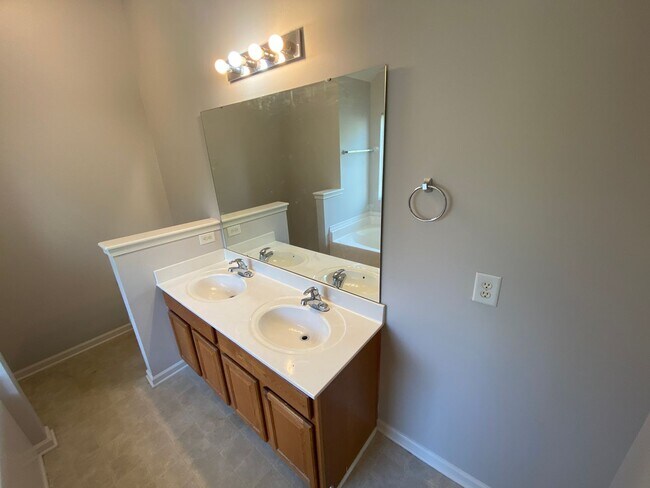 Building Photo - Pristine home located in Linda Vista!