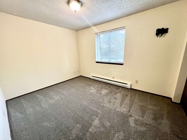 Building Photo - Upper-Floor Unit in Fourplex near Tacoma Mall