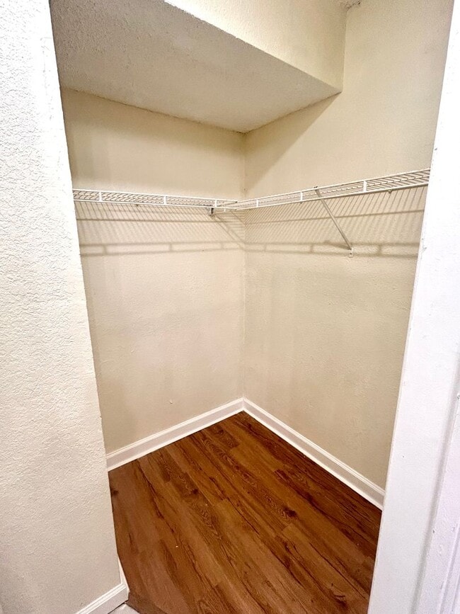 Building Photo - 1 Bed/1 Bath Apartment in Community with G...