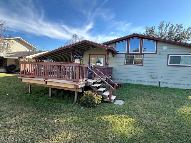 Building Photo - 883 Commodore Dr